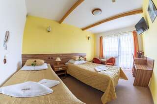 Отель Hotel Góralski Raj Новы-Тарг Двухместный номер с 1 кроватью или 2 отдельными кроватями-4